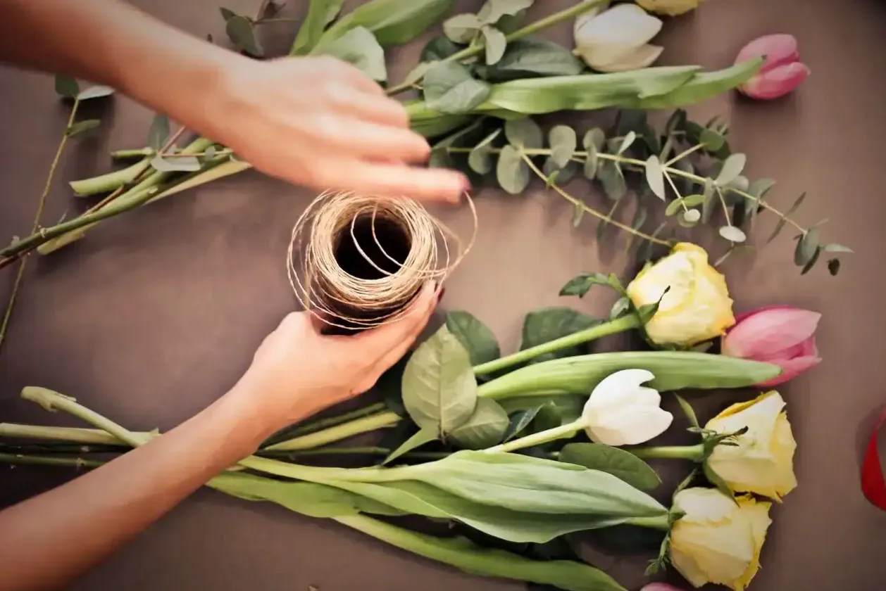 Monstera w dekoracyjnej donicy